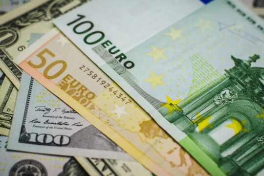 4.6 miliardë euro jashtë bankave: rritet paraja në dorë në Shqipëri