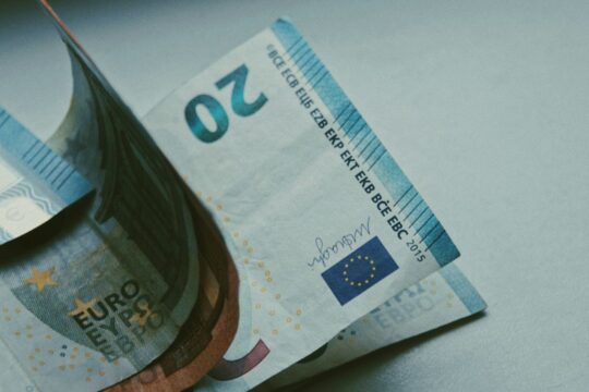 Euro bie në rekord të ri historik pavarësisht ndërhyrjeve të BSH