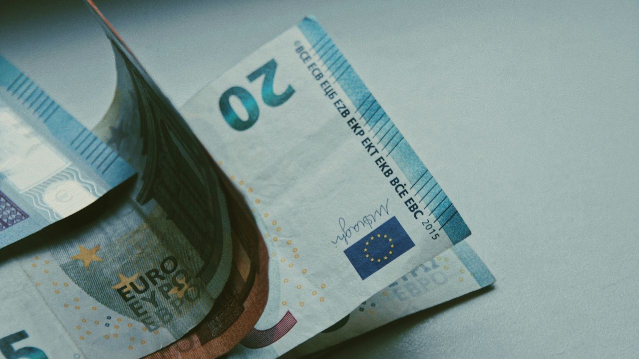 Euro bie në rekord të ri historik pavarësisht ndërhyrjeve të BSH