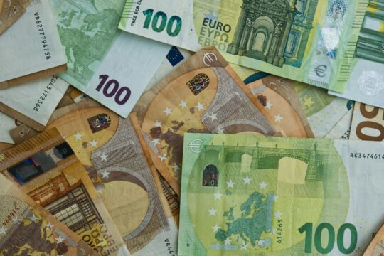 Euro në minimum historik, ndërhyrjet e Bankës së Shqipërisë intensifikohen