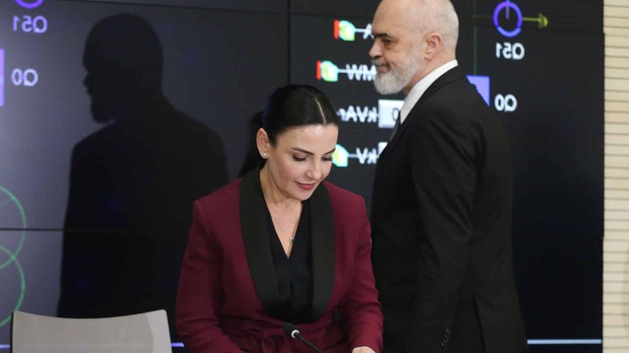 Kushtetuesja rikthen Belinda Ballukun në detyrë