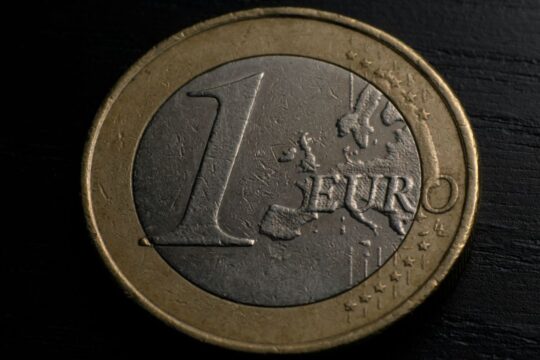 Qeveria heq dorë nga kontratat me 1 euro