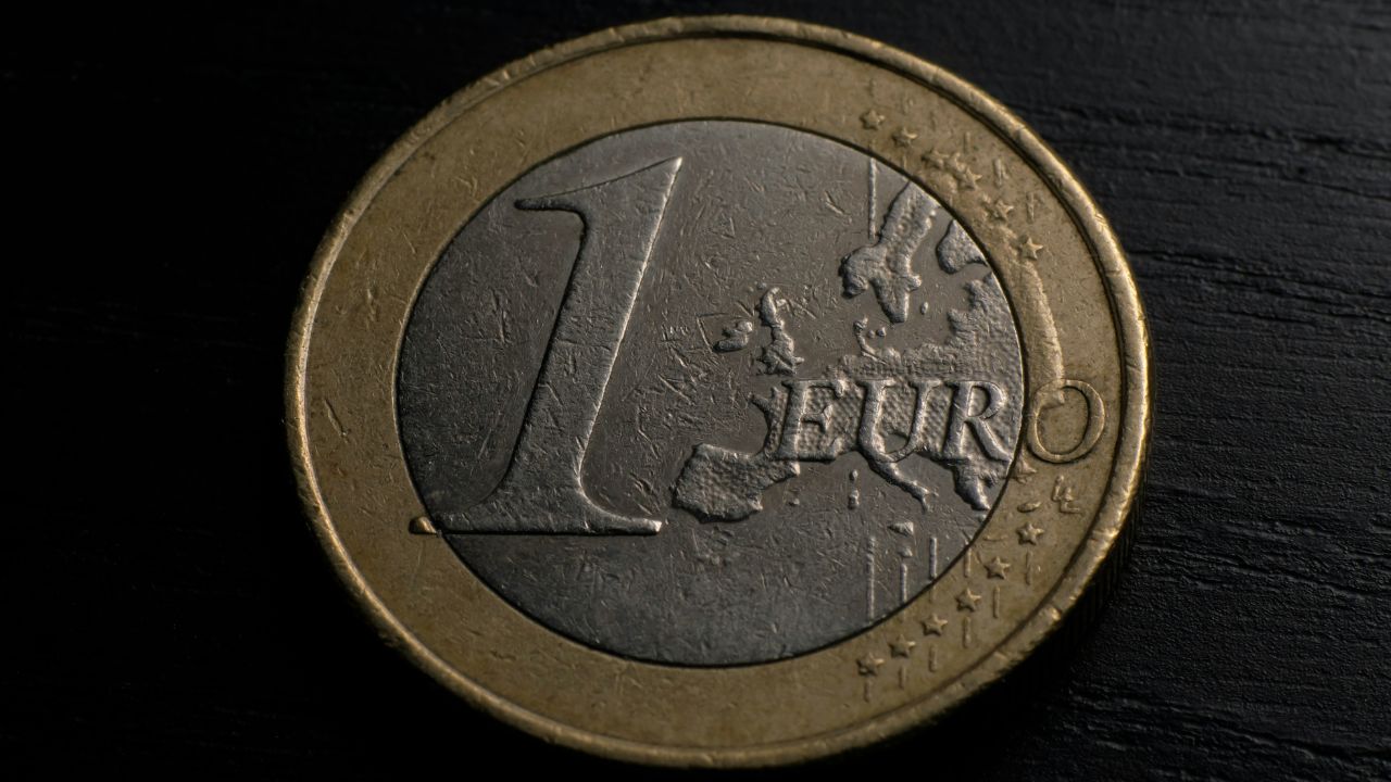 Qeveria heq dorë nga kontratat me 1 euro