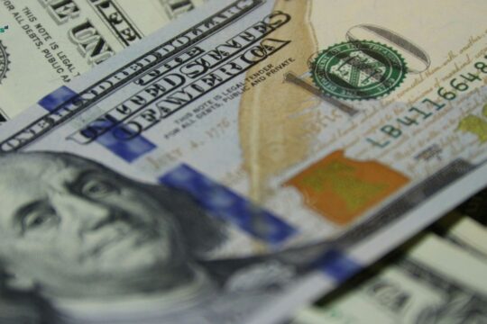 Një dollar më i dobët: rrezik apo mundësi për SHBA-në?