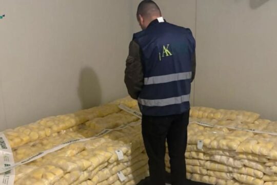 AKU bllokon mbi 4 ton produkte qumështi në Fier
