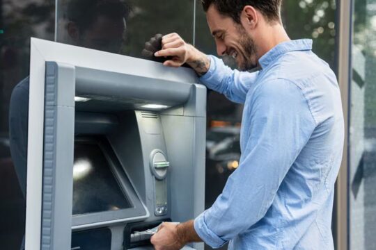Depozitimet cash në ATM dyfishohen në 2025
