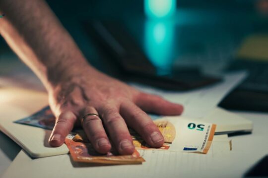 Euro bie në 96.41 lekë, prek sërish minimumin historik
