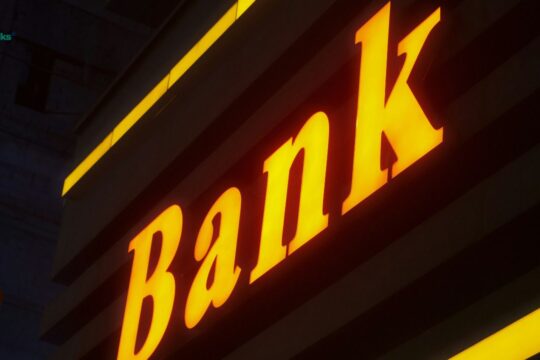 Rritet interesi i të huajve për bankat shqiptare