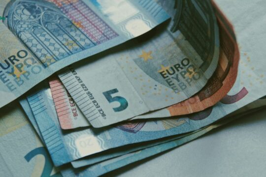 Kursi i këmbimit sot: euro 96.2 lekë, dollari 83.5 lekë