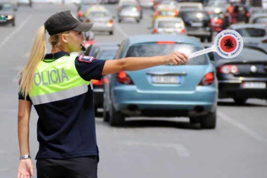 Ndryshime në Kodin Rrugor, masa më të ashpra për alkoolin dhe telefonin në timon