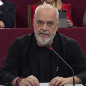 Edi Rama mbron projektin në Zvërnec mes protestave dhe pikëpyetjeve për transparencën