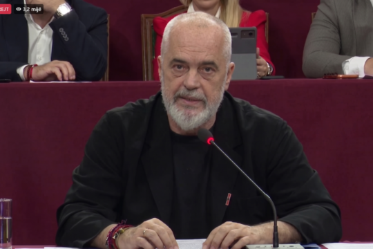 Edi Rama mbron projektin në Zvërnec mes protestave dhe pikëpyetjeve për transparencën